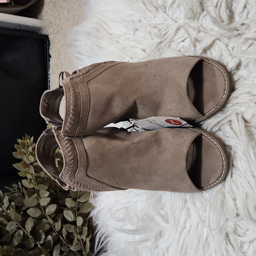 NWT Target Universal Threads 7.5 Heel